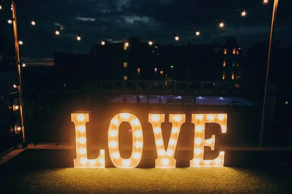 Lettres lumineuses et décoration de soirée