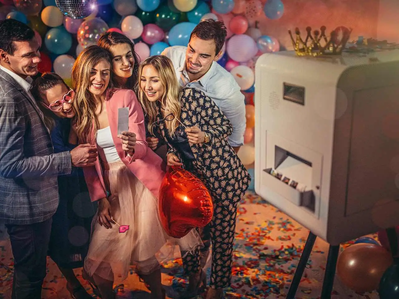 Groupe prenant des photos avec borne photo